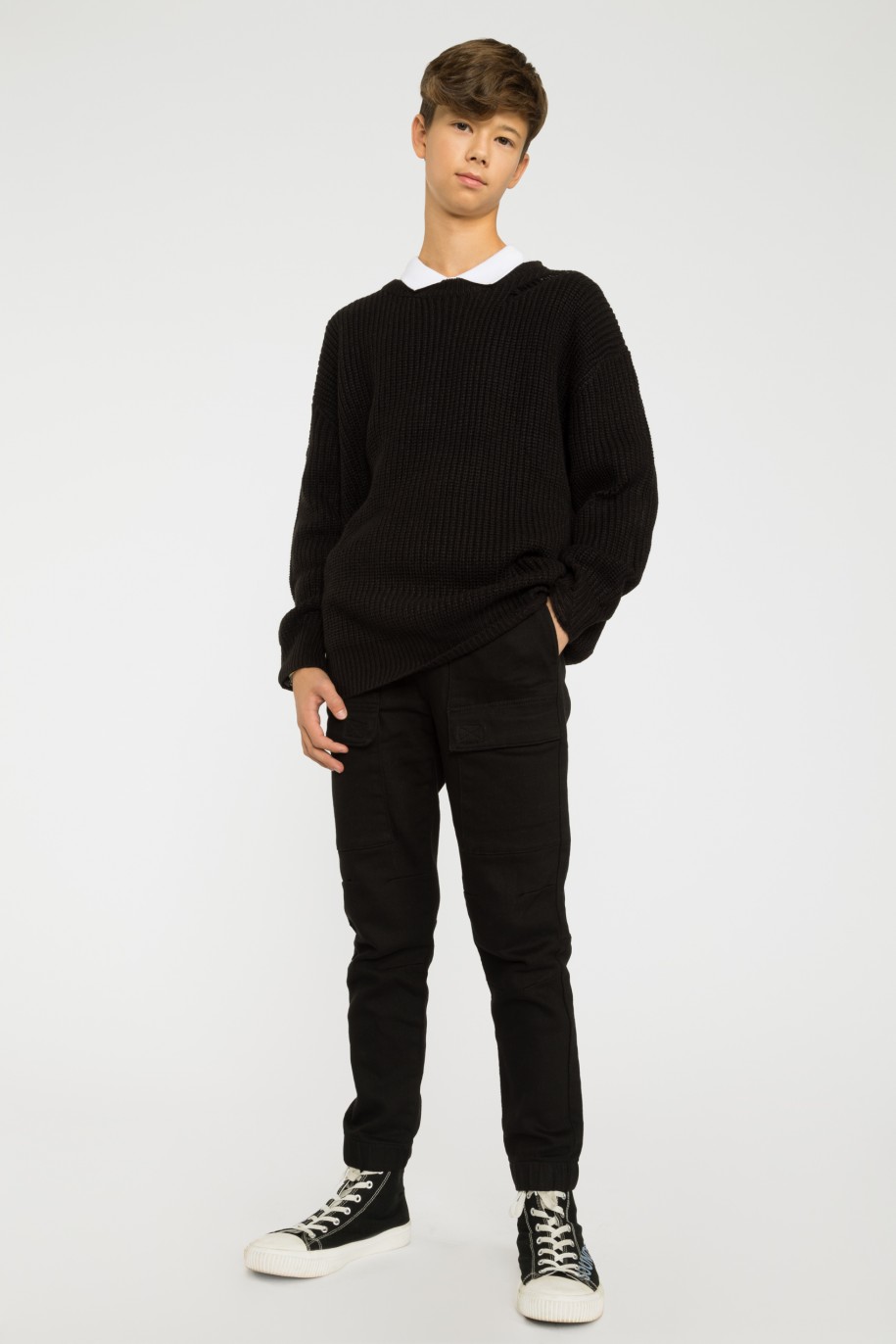 Czarny sweter z modnymi rozdarciami - 37893