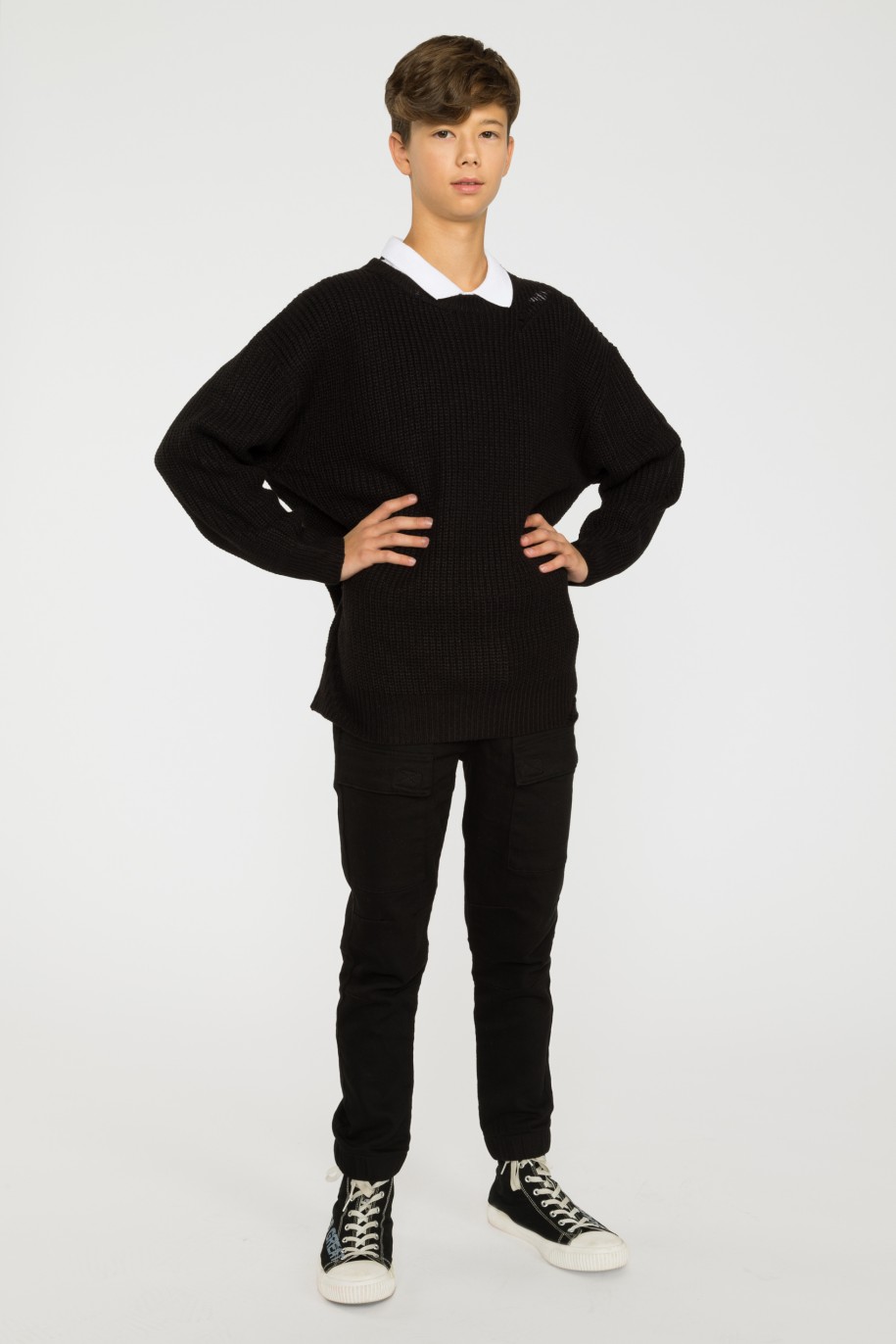 Czarny sweter z modnymi rozdarciami - 37895