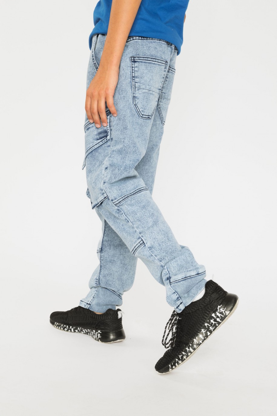 Niebieskie marmurkowe jeansy typu jogger z kieszeniami - 38369