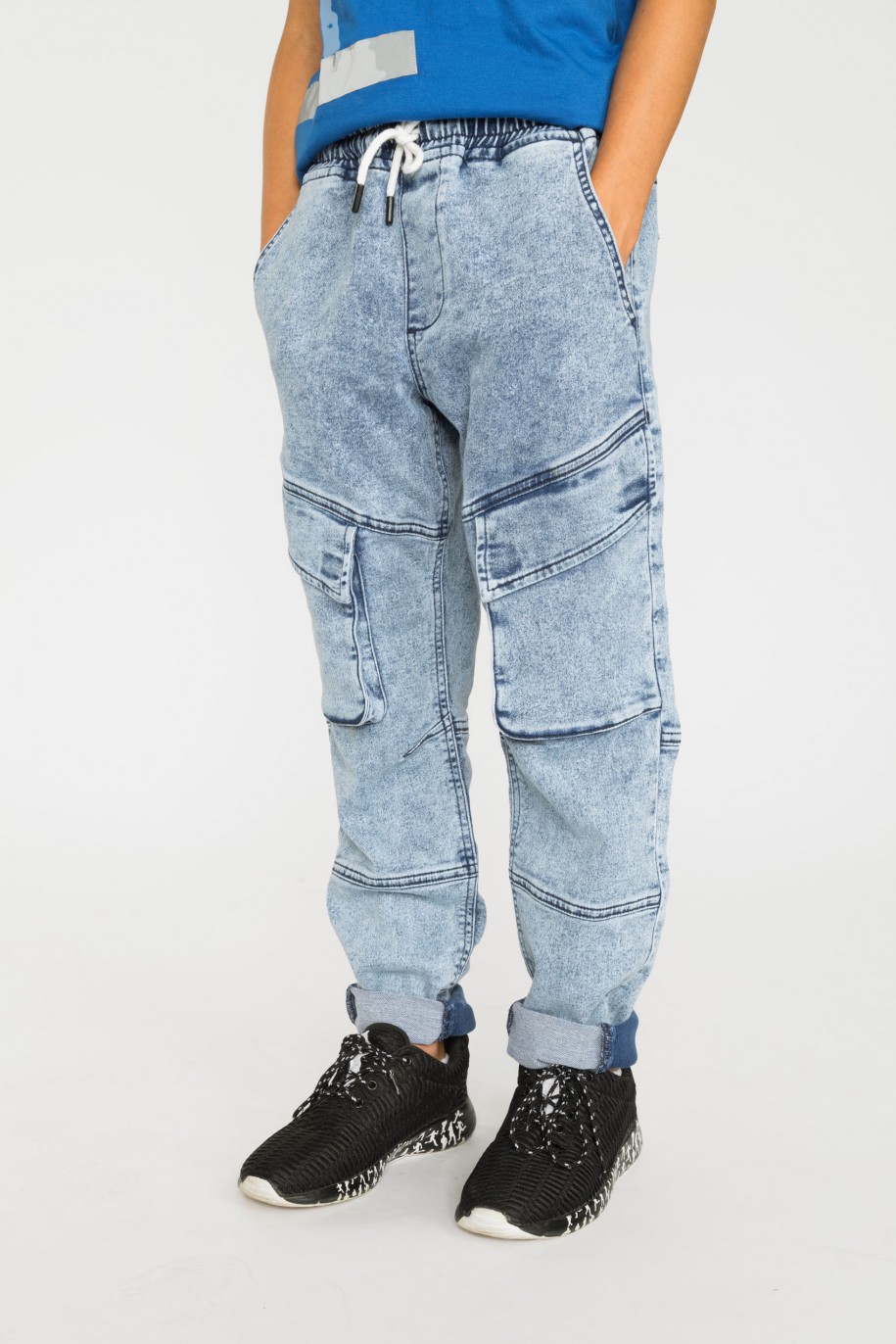 Niebieskie marmurkowe jeansy typu jogger z kieszeniami - 38371