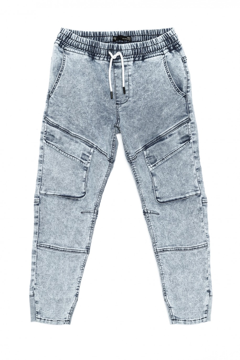 Niebieskie marmurkowe jeansy typu jogger z kieszeniami - 38372