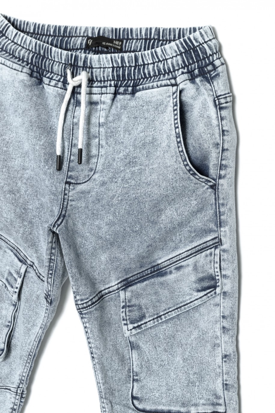 Niebieskie marmurkowe jeansy typu jogger z kieszeniami - 38373