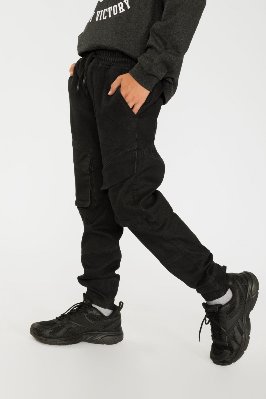 Czarne jeansy typu jogger z pojemnymi kieszeniami - 38376