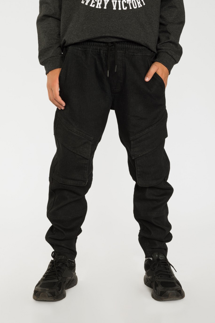 Czarne jeansy typu jogger z pojemnymi kieszeniami - 38377