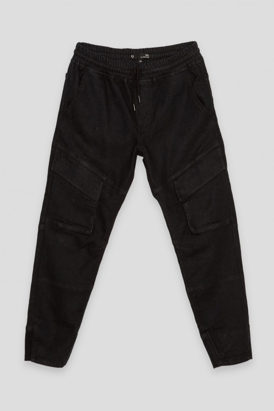 Czarne jeansy typu jogger z pojemnymi kieszeniami - 38379