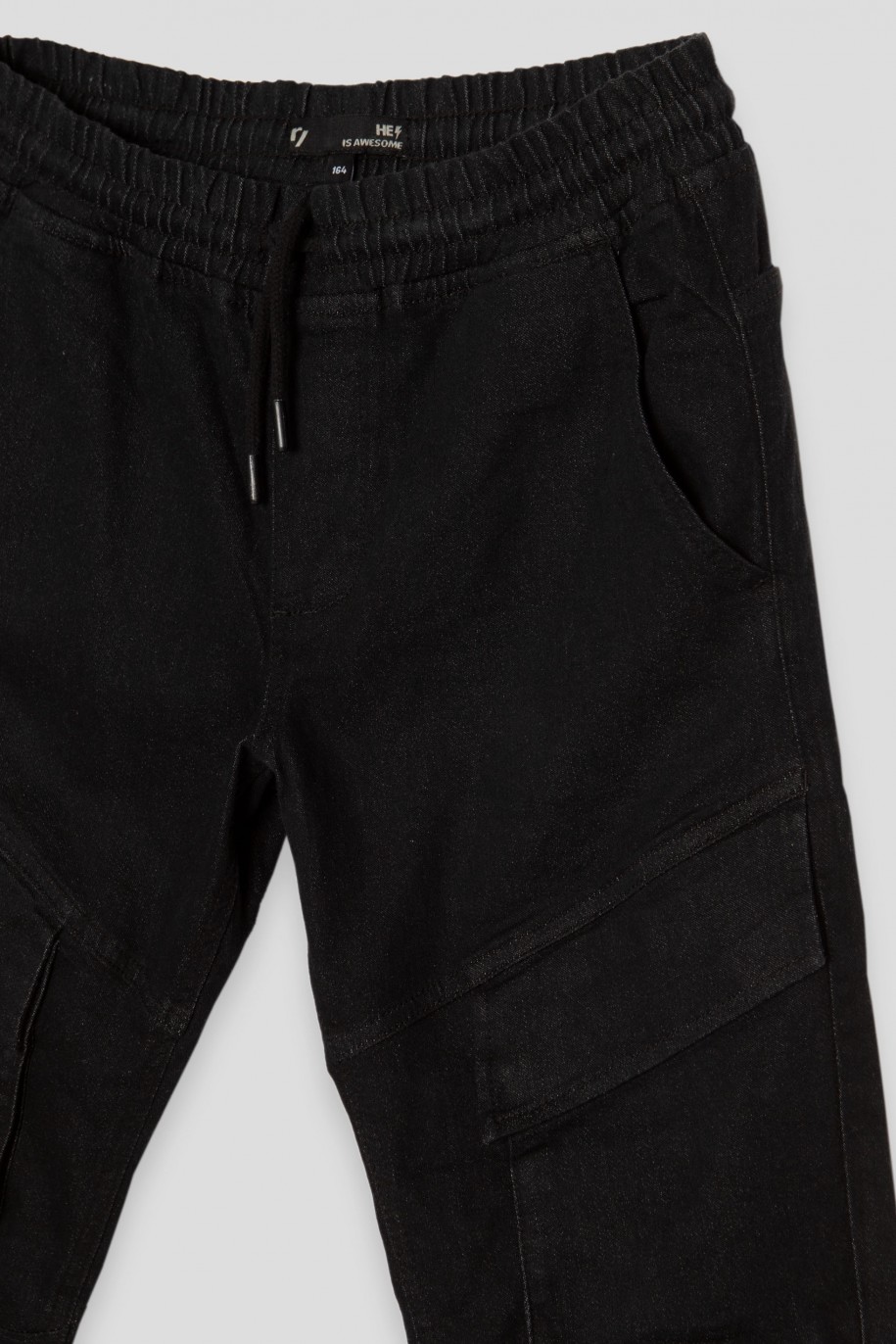 Czarne jeansy typu jogger z pojemnymi kieszeniami - 38380