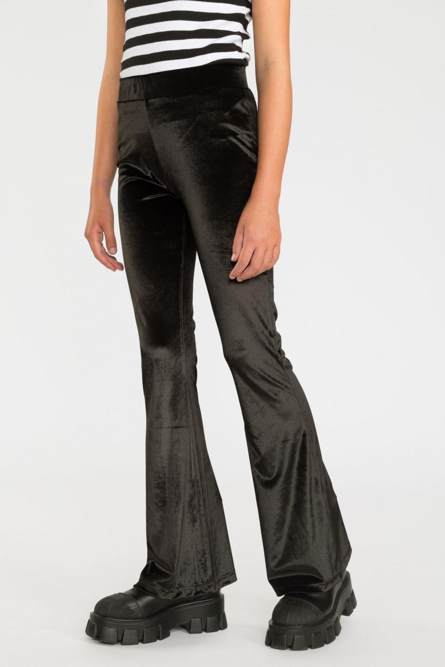 Czarne welurowe spodnie typu dzwony - 38432