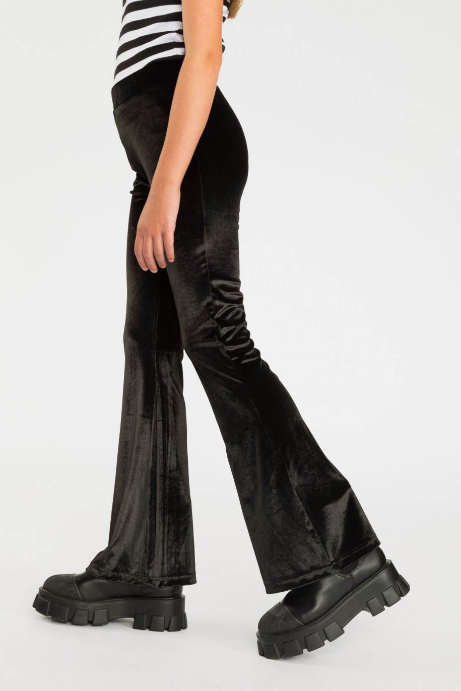 Czarne welurowe spodnie typu dzwony - 38433