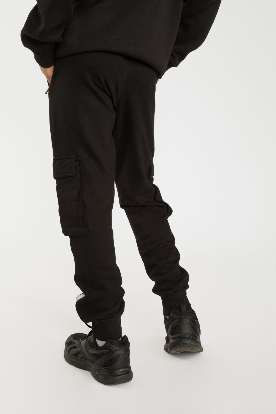 Czarne spodnie dresowe z bocznymi kieszeniami i odblaskiem - 38567
