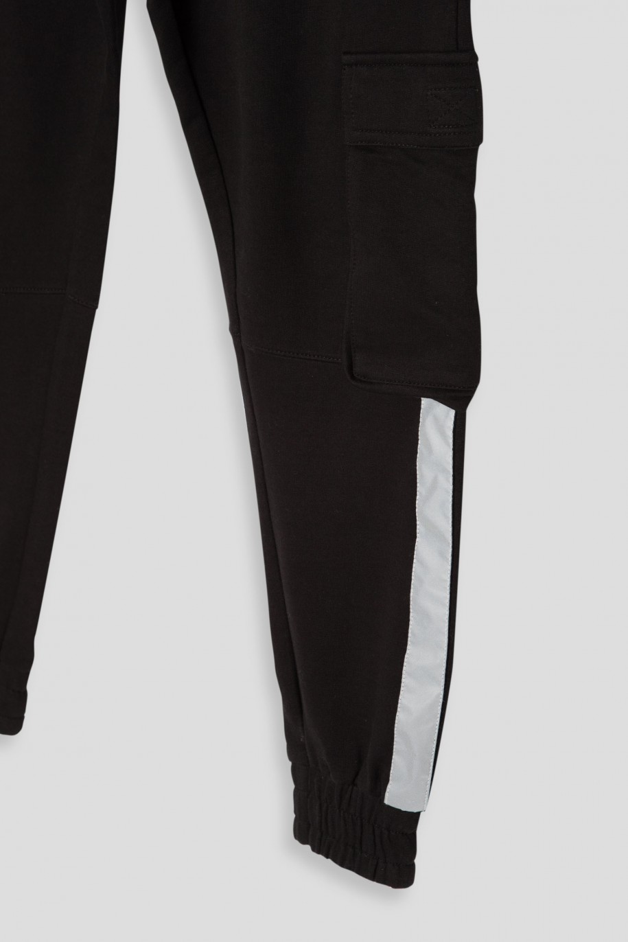 Czarne spodnie dresowe z bocznymi kieszeniami i odblaskiem - 38569