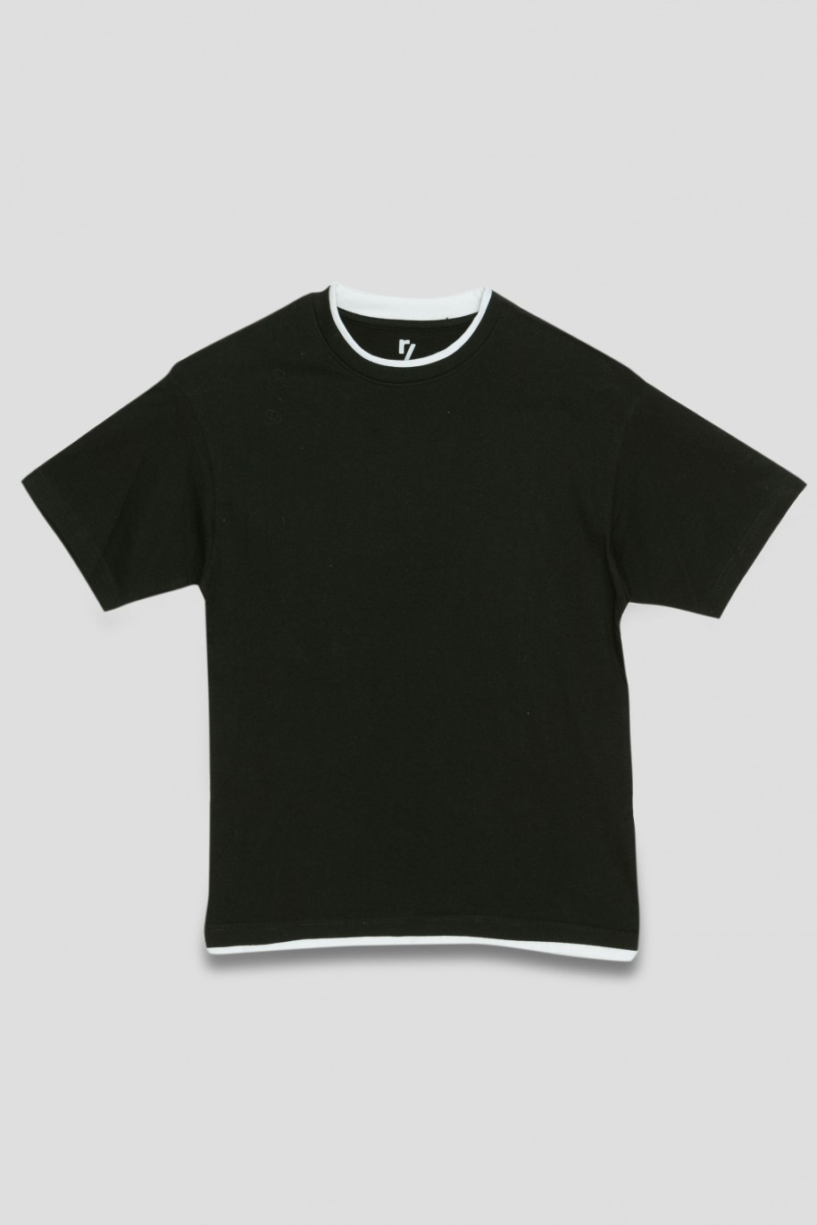 Czarny T-shirt z ozdobną białą lamówką - 38691