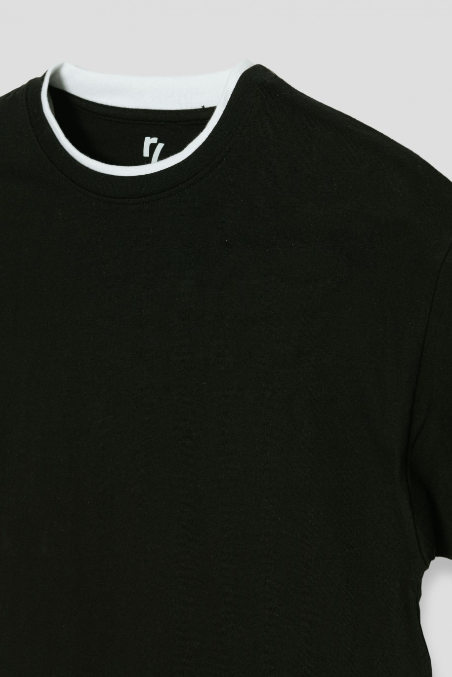 Czarny T-shirt z ozdobną białą lamówką - 38692