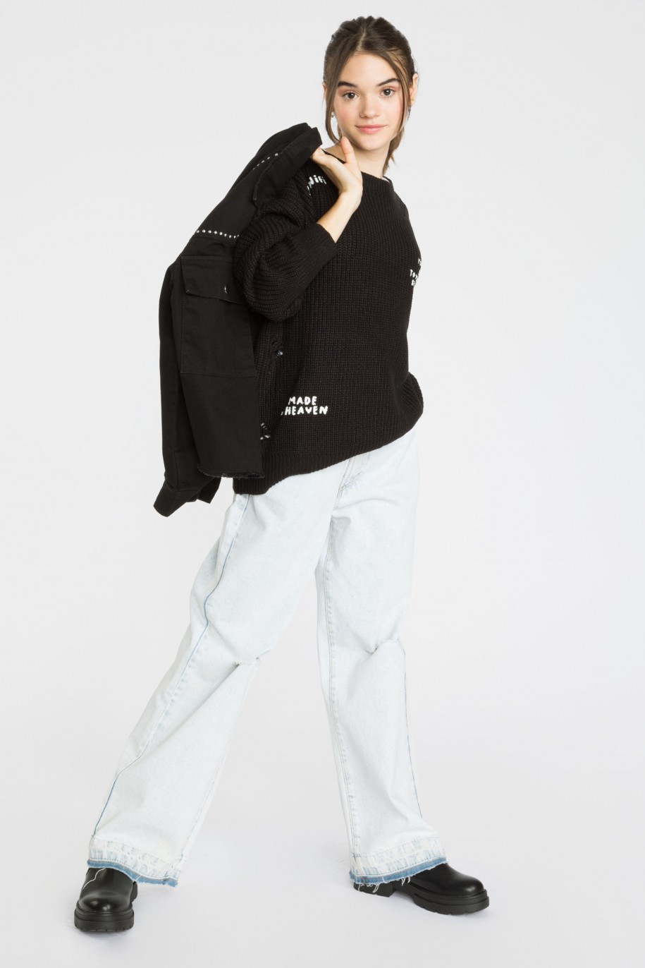 Czarny sweter oversize z ozdobnymi rozdarciami - 38838