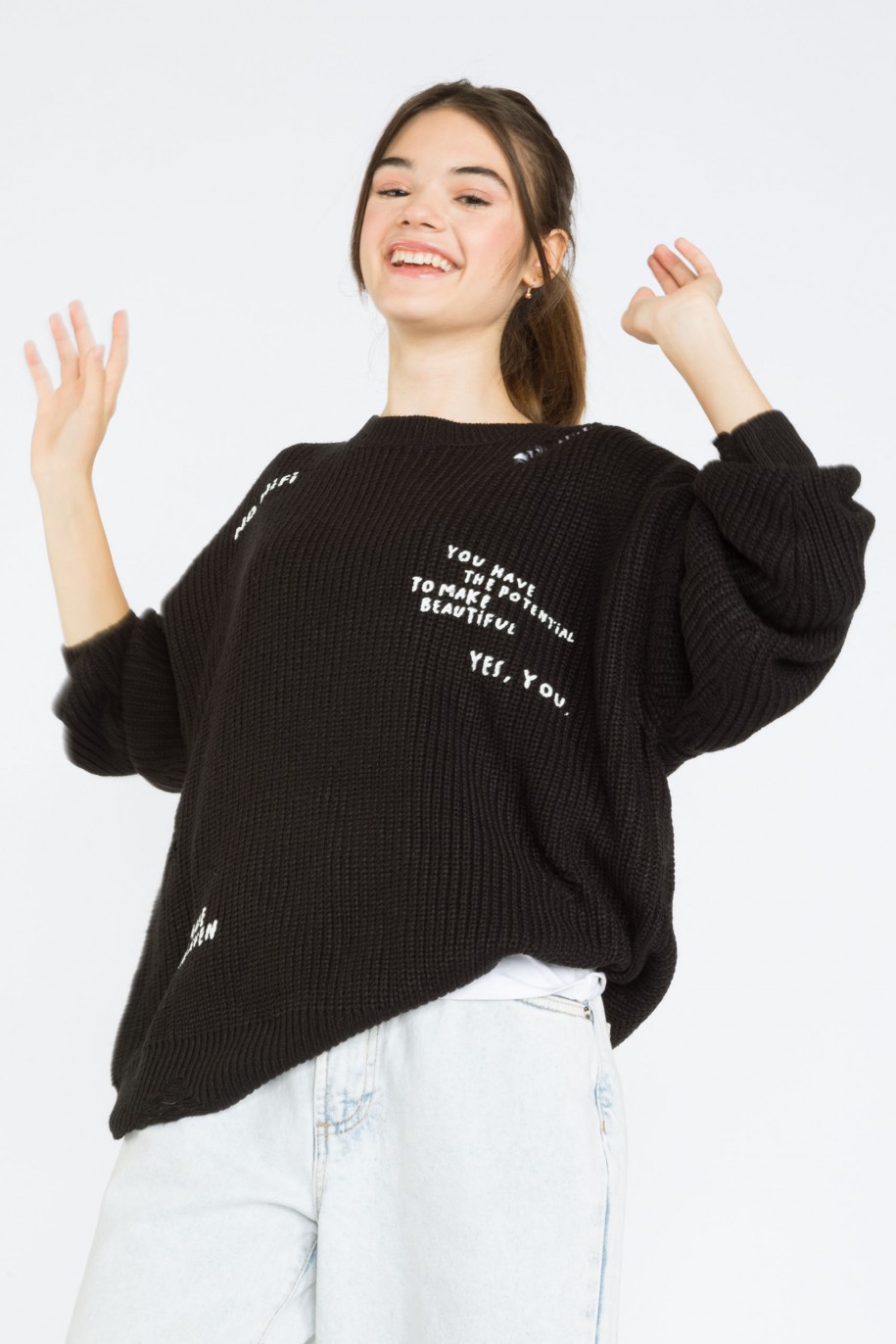 Czarny sweter oversize z ozdobnymi rozdarciami - 38840