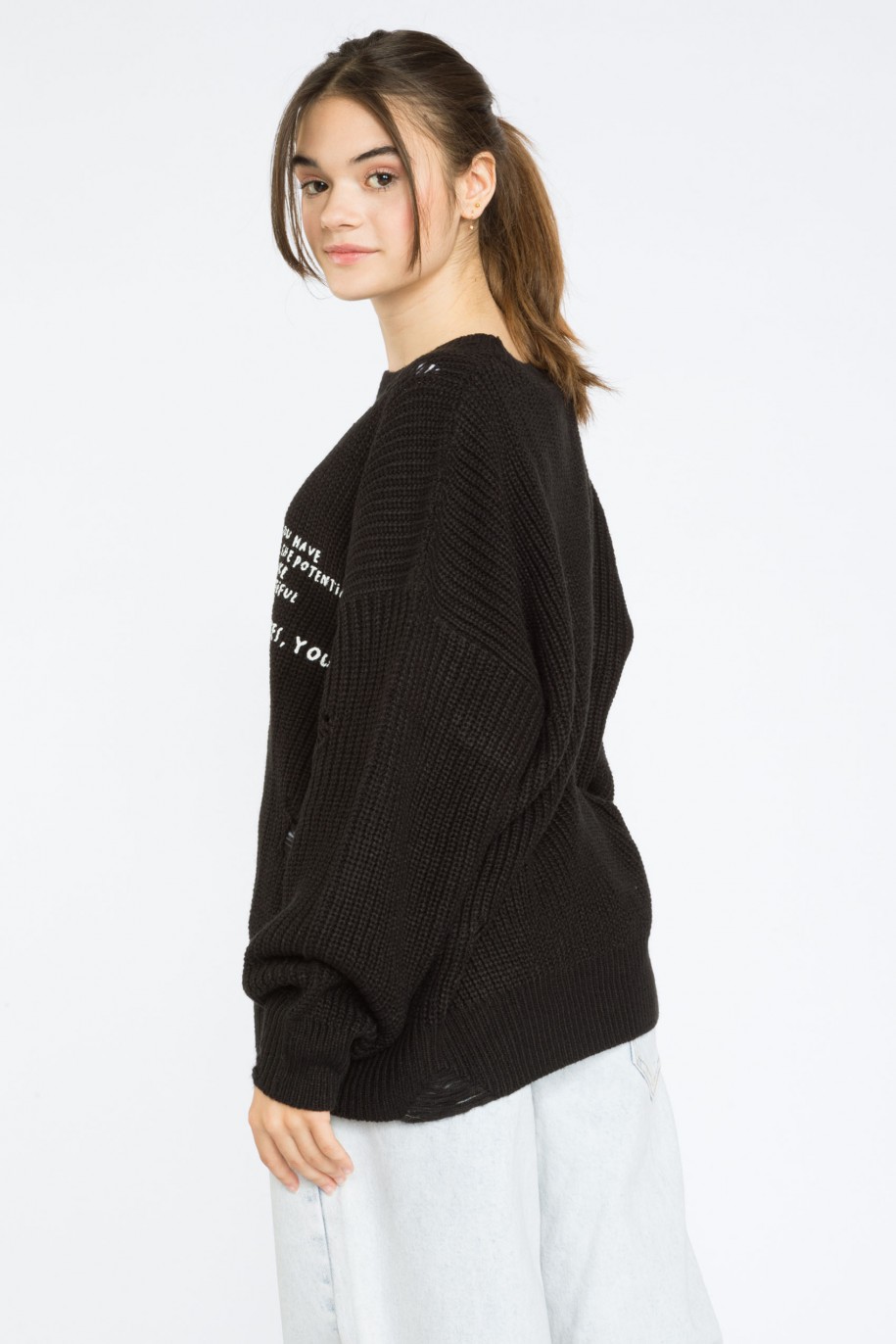 Czarny sweter oversize z ozdobnymi rozdarciami - 38841