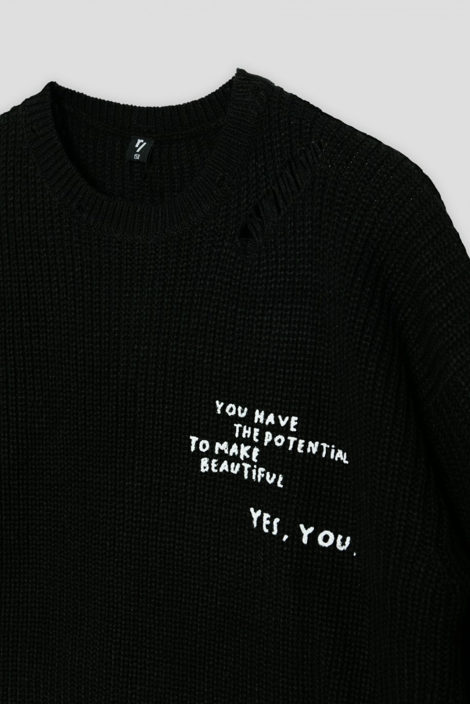 Czarny sweter oversize z ozdobnymi rozdarciami - 38843