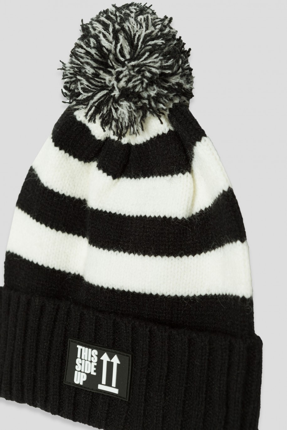 Czarno-biała czapka w paski z pomponem - 38869