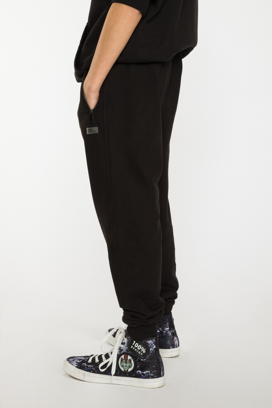 Czarne spodnie dresowe typu jogger - 38973