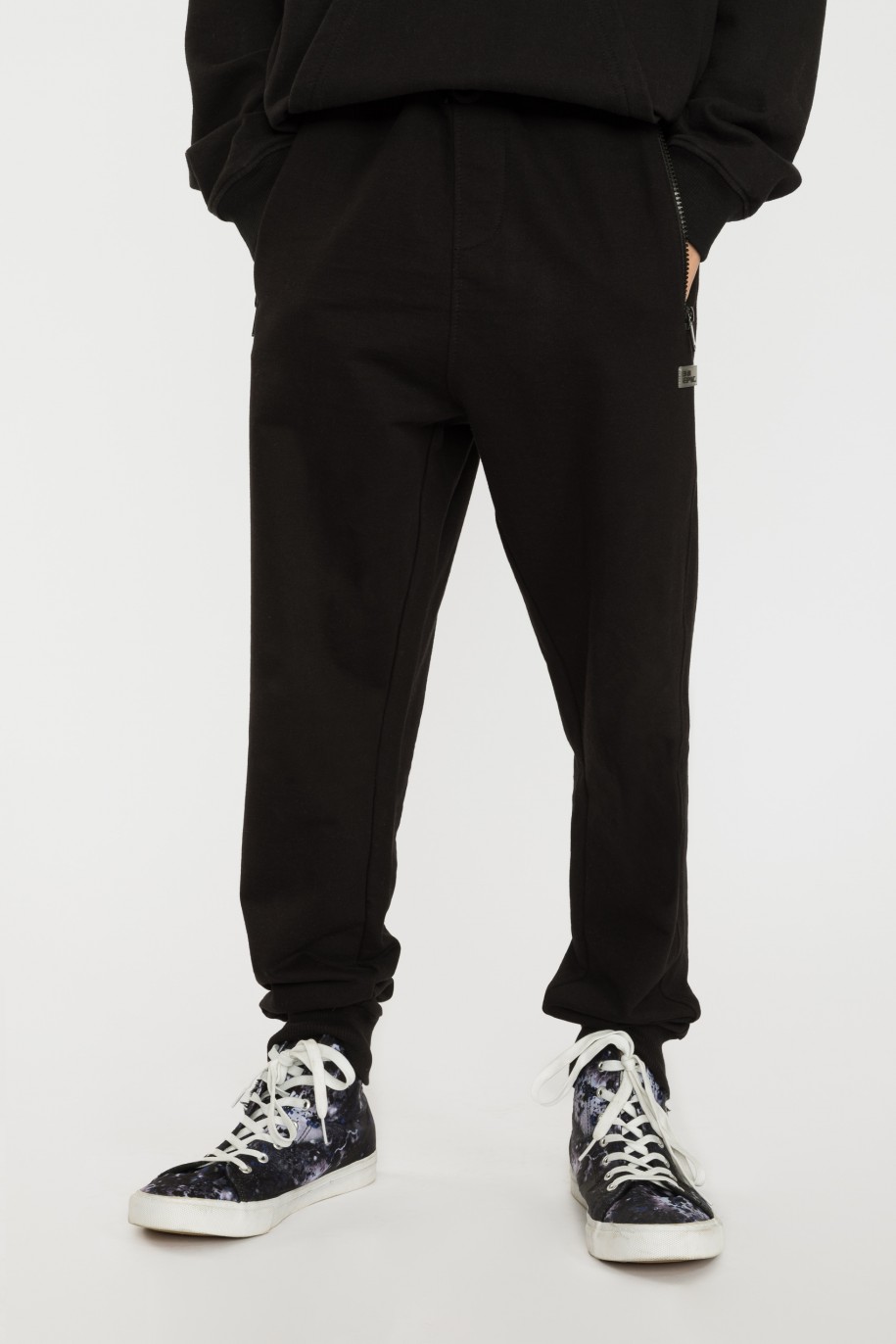 Czarne spodnie dresowe typu jogger - 38974