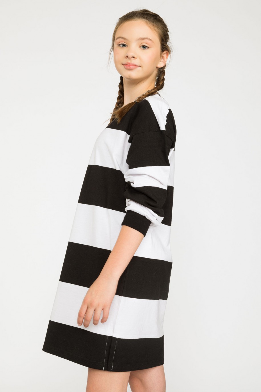 Dresowa sukienka w czarno-białe pasy - 39082