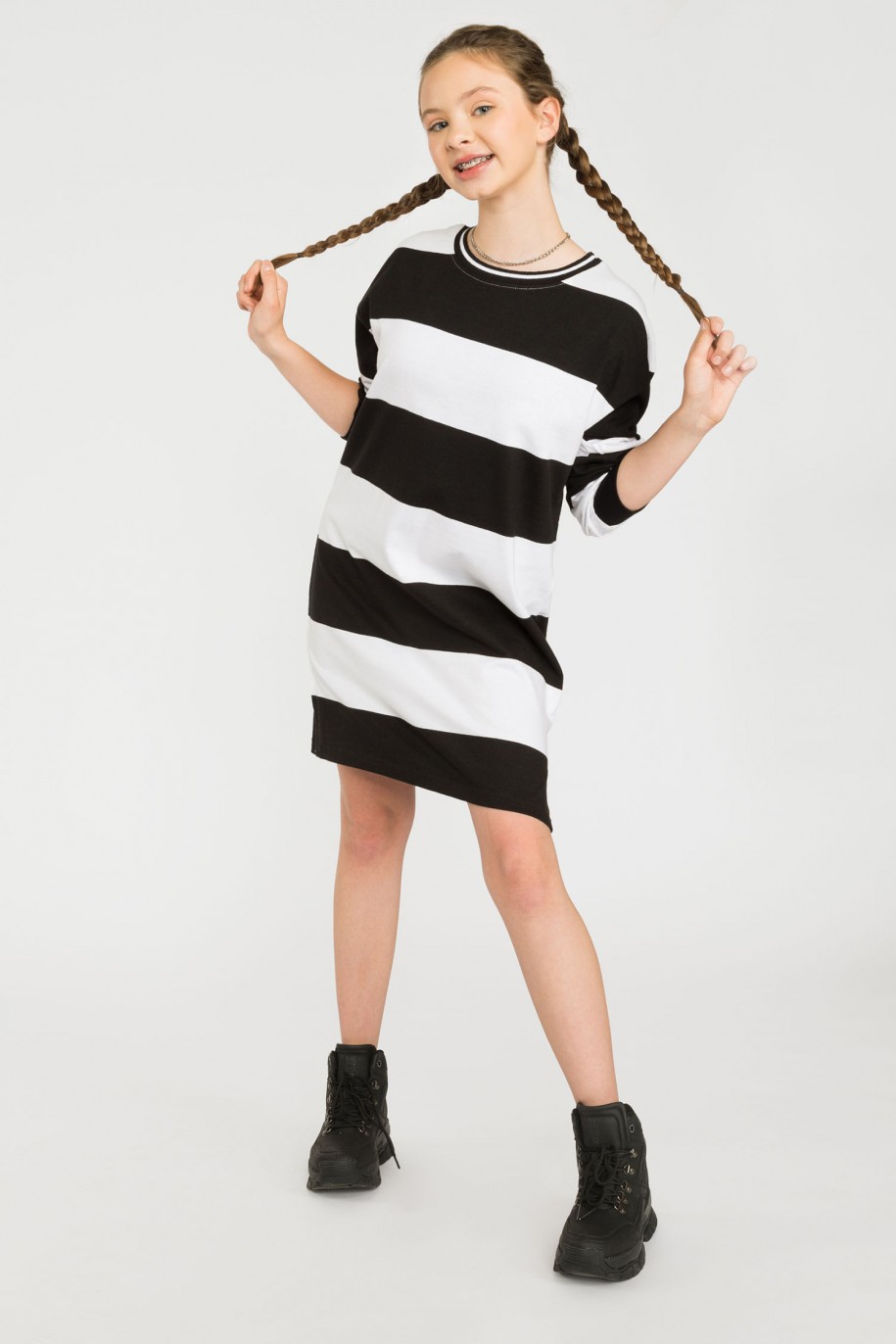 Dresowa sukienka w czarno-białe pasy - 39085