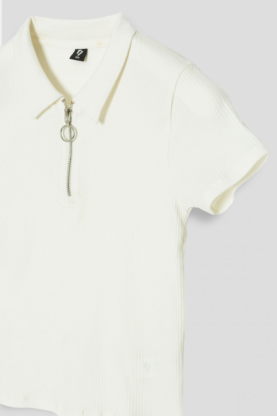 Biała bluzka z suwakiem z krótkimi rękawami - 39129