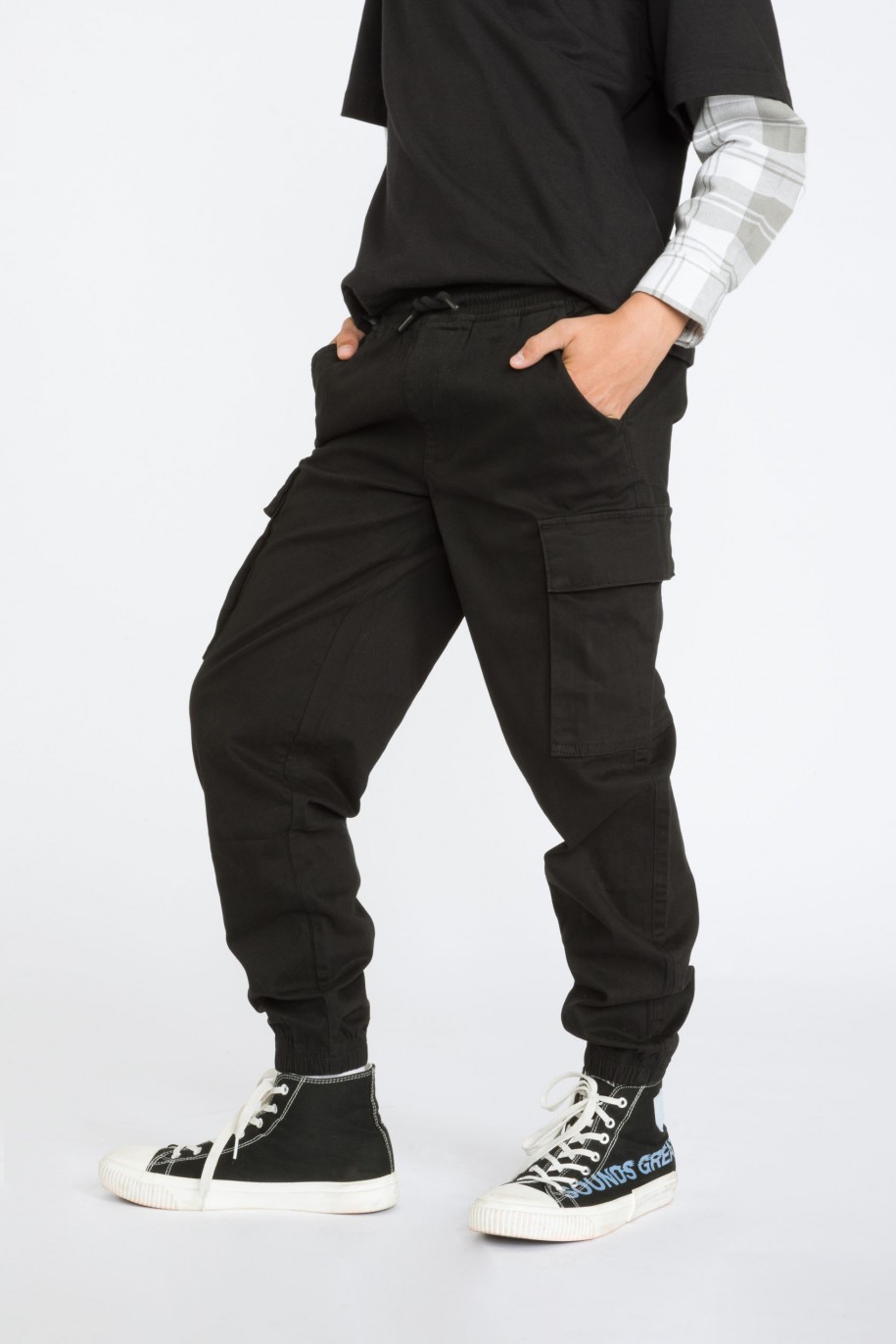 Czarne spodnie joggery typu cargo - 39379