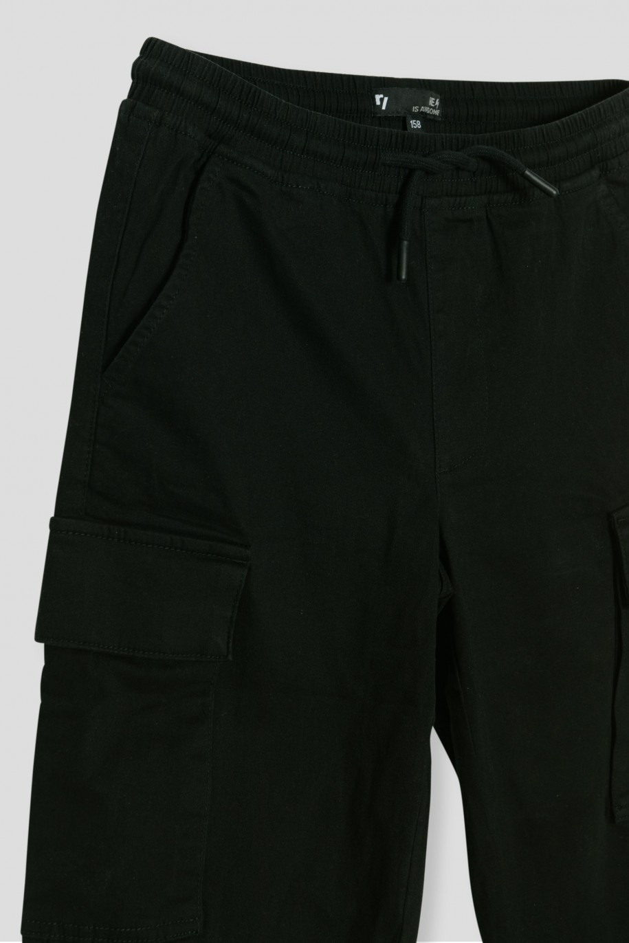 Czarne spodnie joggery typu cargo - 39382