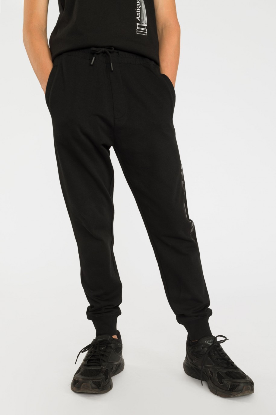 Czarne spodnie dresowe LEGEND - 39391