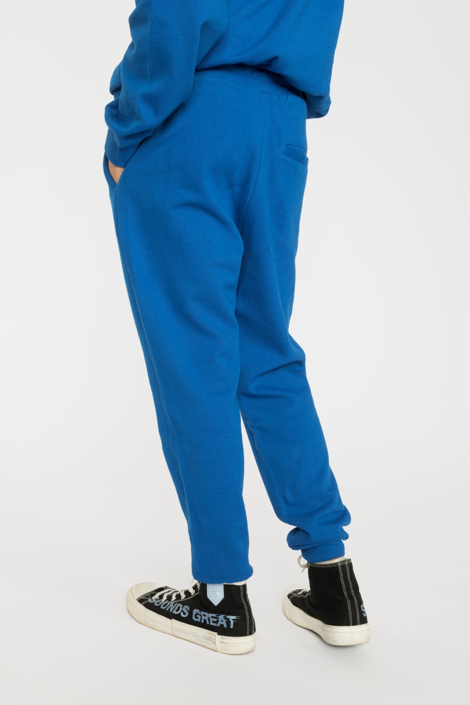 Niebieskie spodnie dresowe z nadrukiem - 39670
