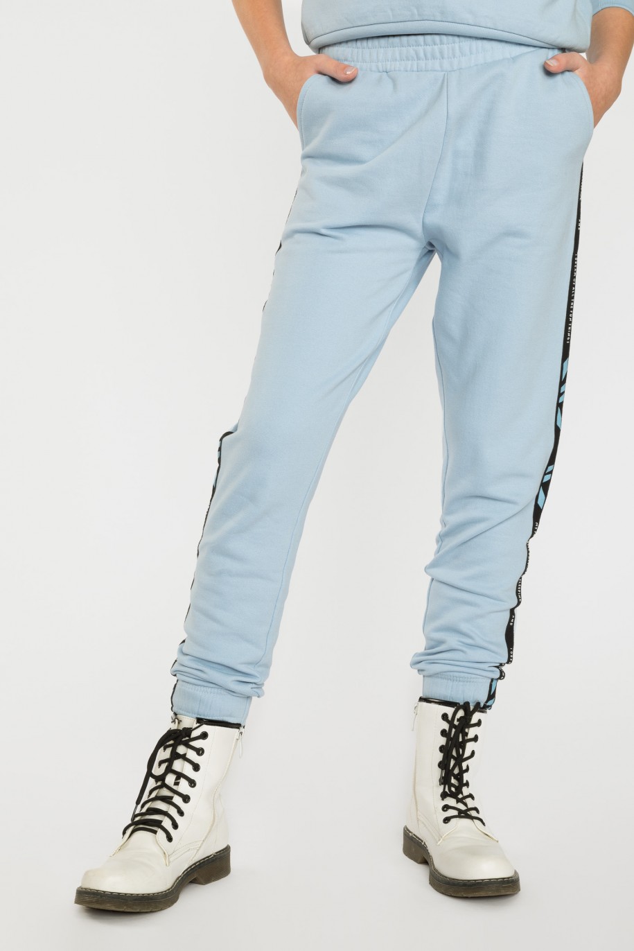 Błękitne spodnie dresowe z lampasami - 39991