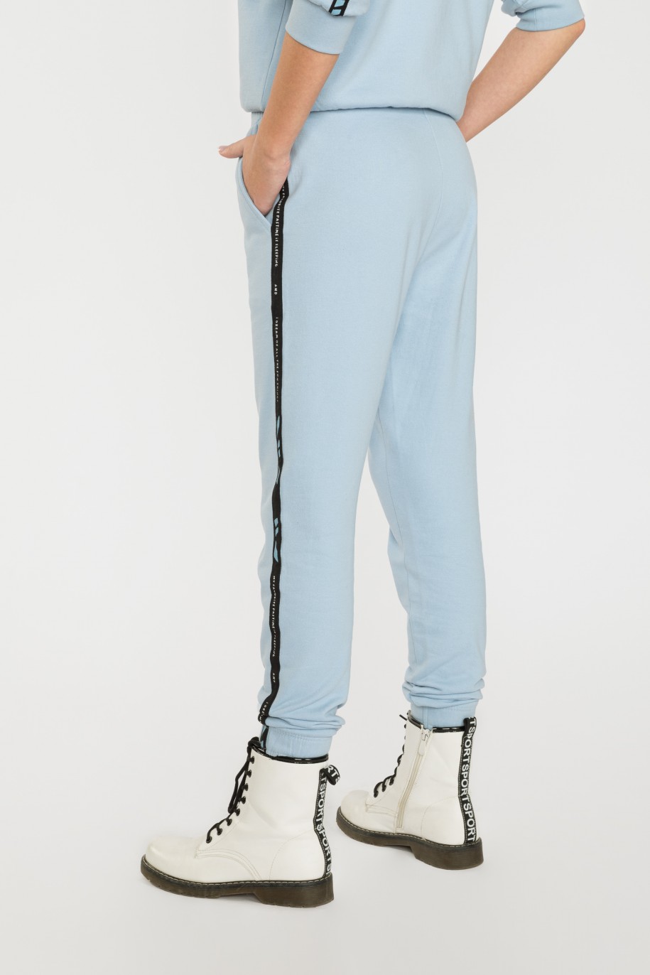 Błękitne spodnie dresowe z lampasami - 39992