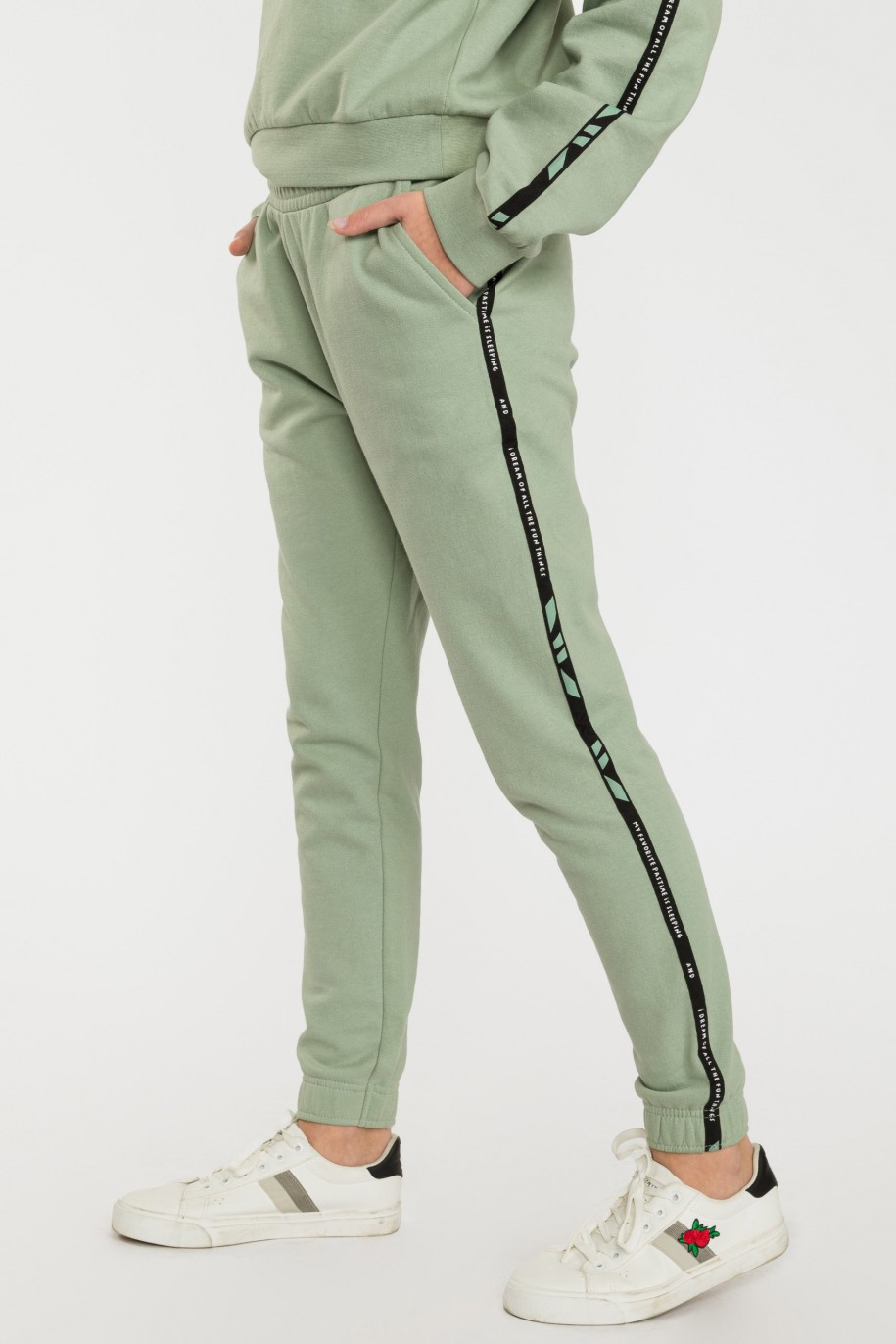 Pistacjowe spodnie dresowe z lampasami - 39997