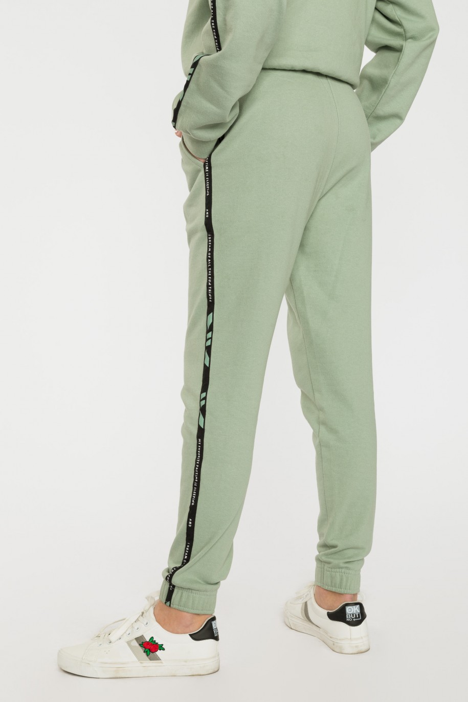 Pistacjowe spodnie dresowe z lampasami - 39999