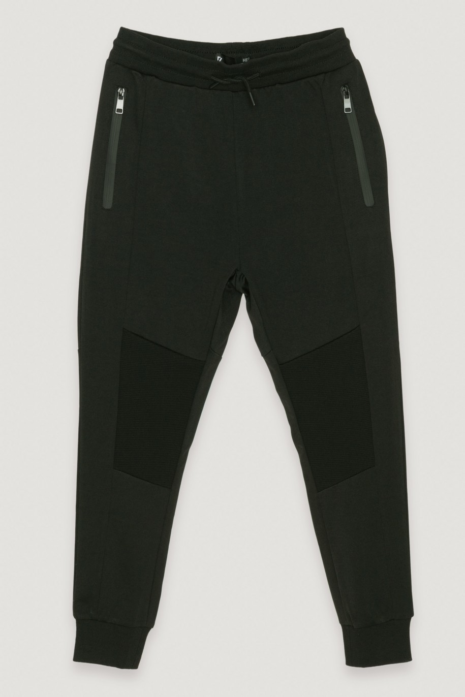 Czarne spodnie dresowe z przeszyciami - 40149
