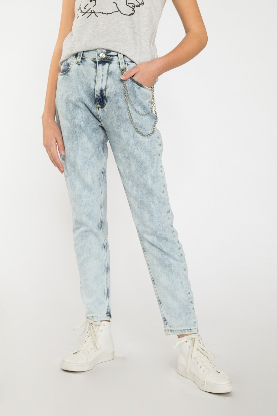 Marmurkowe jeansy typu baggy z ozdobnym łańcuszkiem - 40154