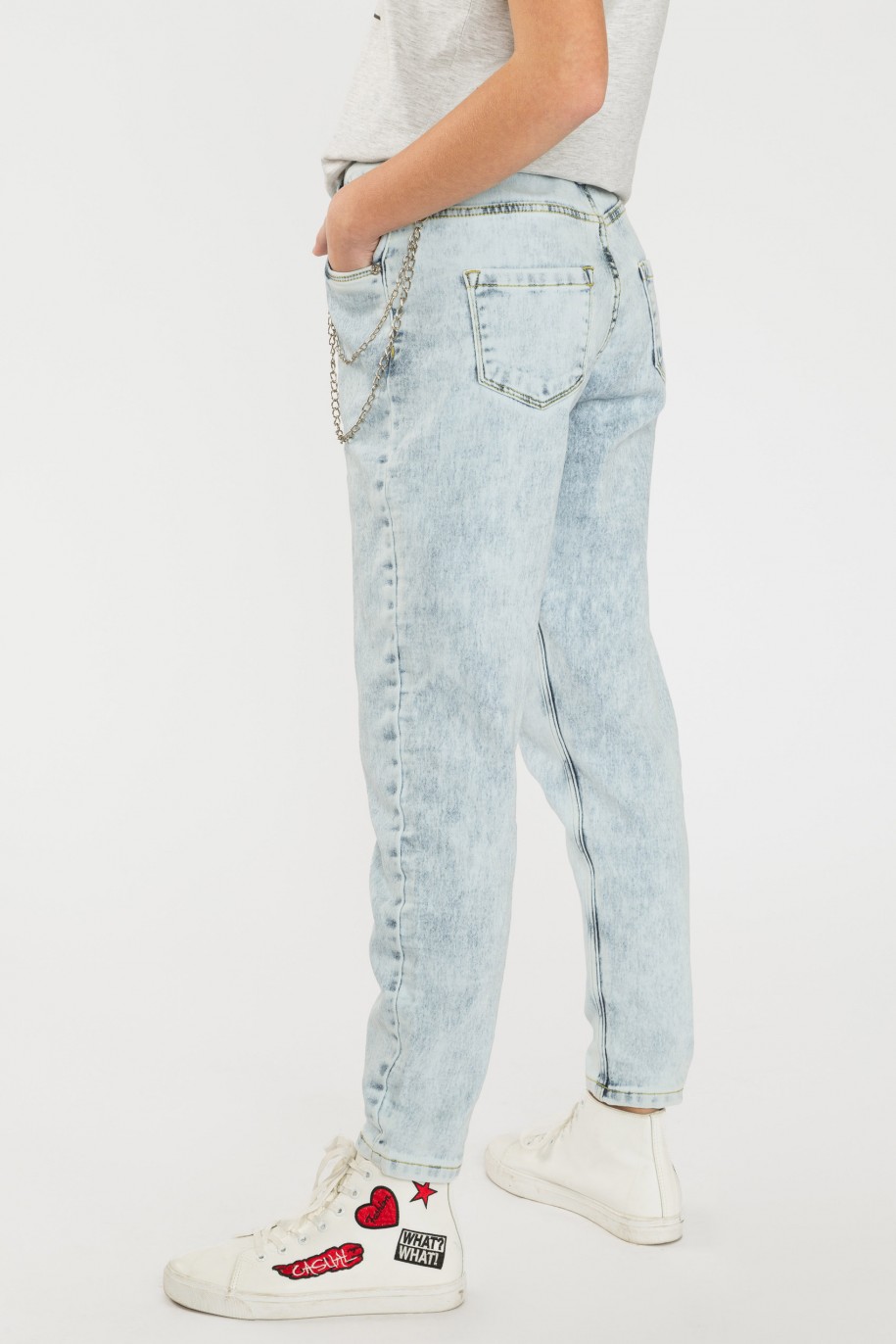 Marmurkowe jeansy typu baggy z ozdobnym łańcuszkiem - 40156