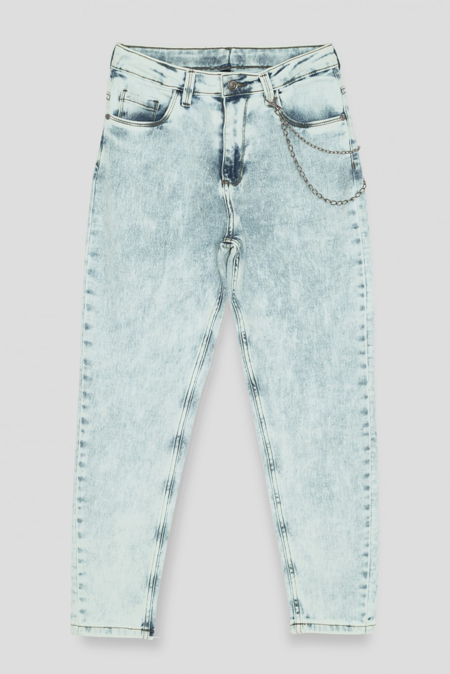Marmurkowe jeansy typu baggy z ozdobnym łańcuszkiem - 40157
