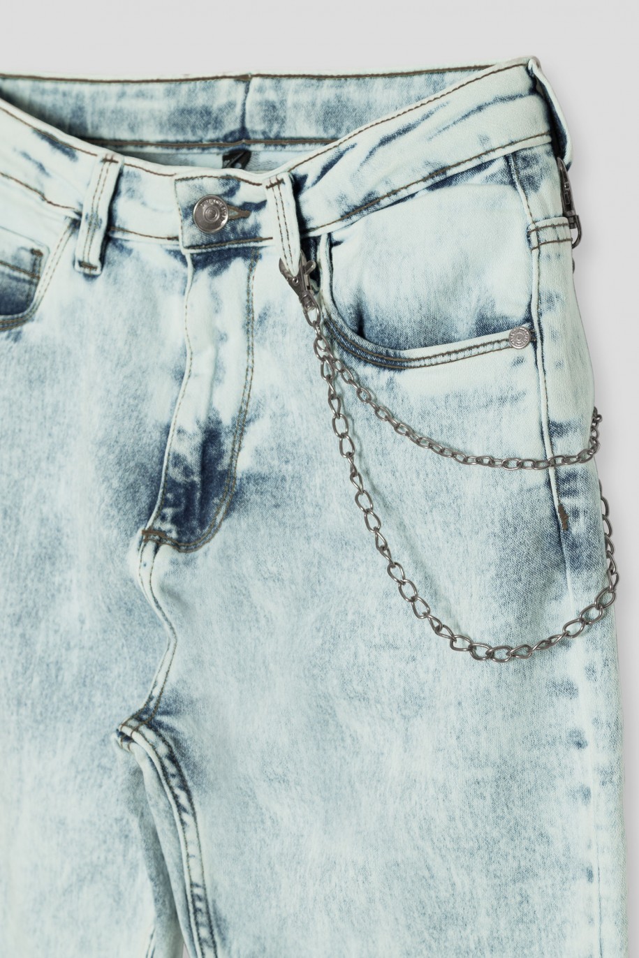 Marmurkowe jeansy typu baggy z ozdobnym łańcuszkiem - 40158