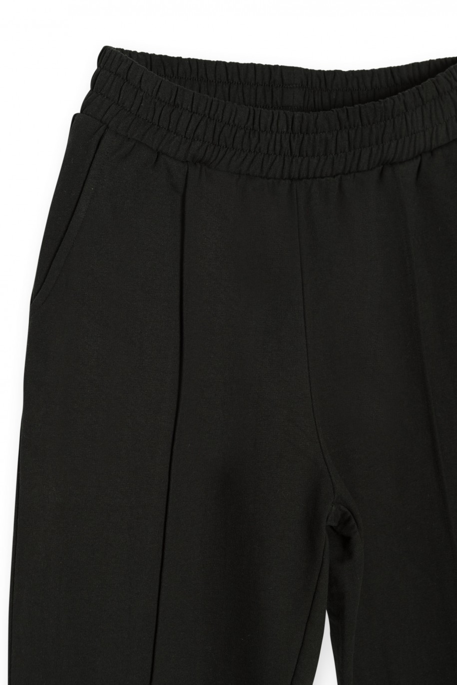 Czarne spodnie dresowe z przeszyciami - 40198
