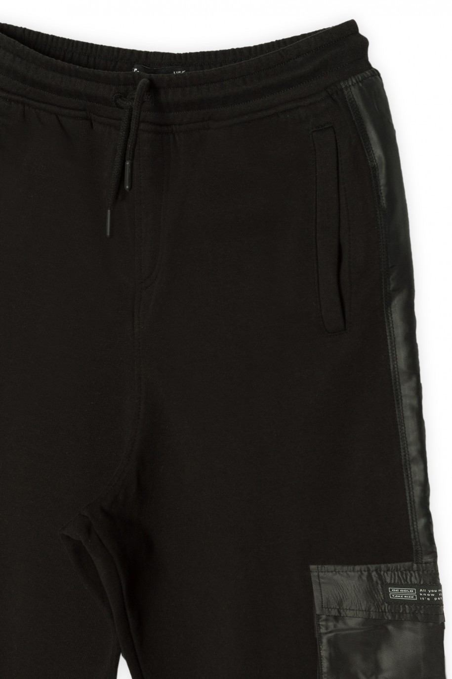 Czarne dresowe spodnie typu jogger z kieszeniami cargo - 40214