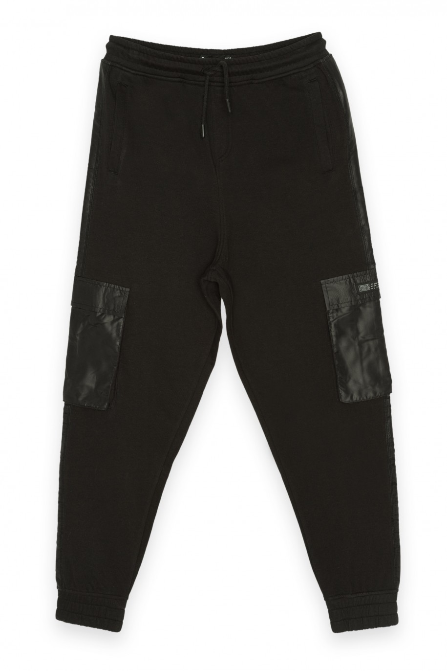 Czarne dresowe spodnie typu jogger z kieszeniami cargo - 40215