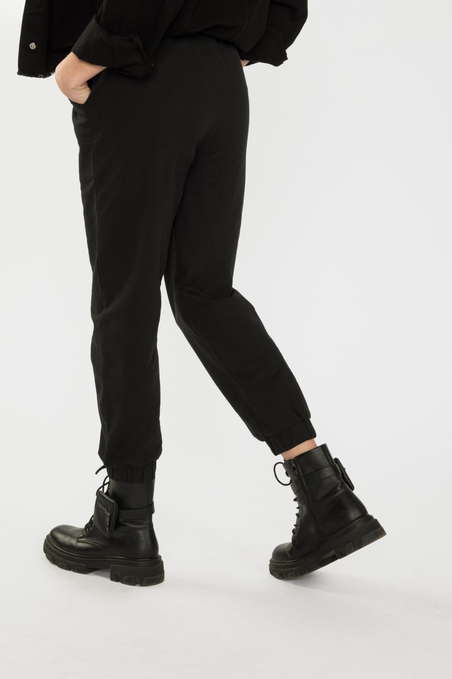 Czarne spodnie dresowe z przeszyciami - 40275