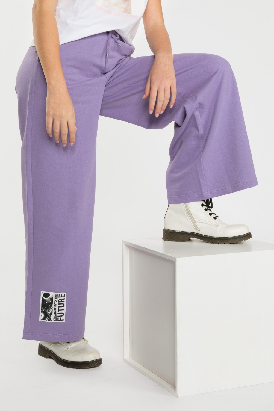 Fioletowe spodnie dresowe z szerokimi nogawkami - 40374