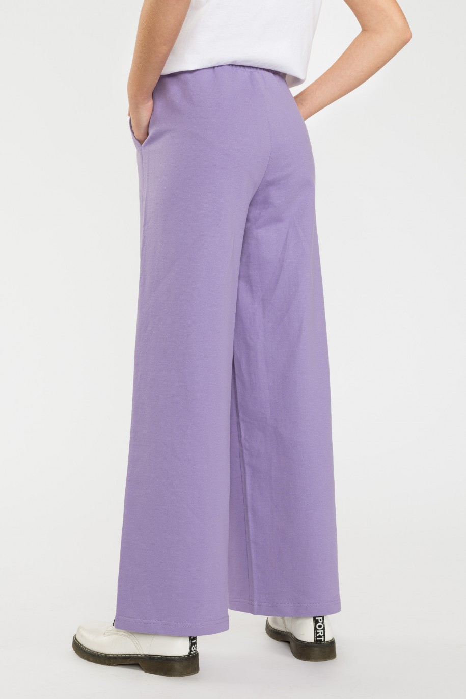 Fioletowe spodnie dresowe z szerokimi nogawkami - 40377