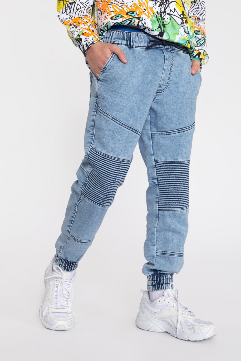 Niebieskie jeansy typu jogger z przeszyciami - 40490