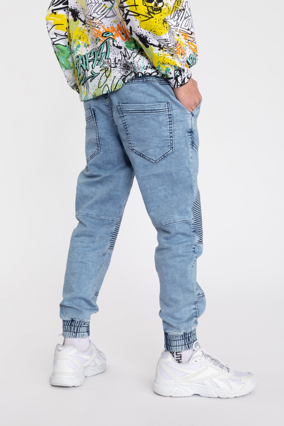 Niebieskie jeansy typu jogger z przeszyciami - 40491
