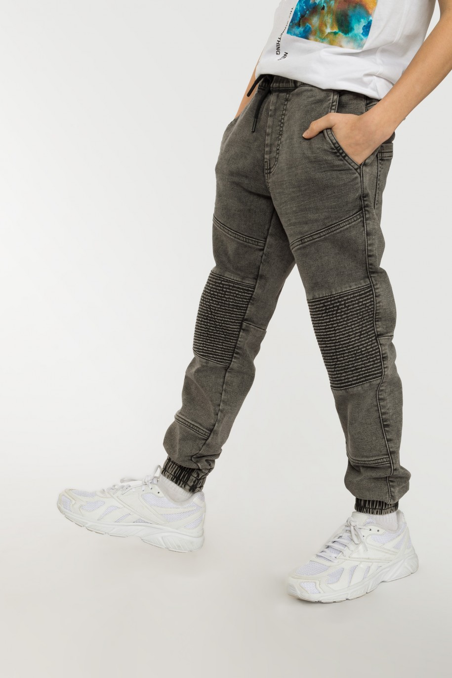 Szare jeansy typu jogger z przeszyciami - 40494