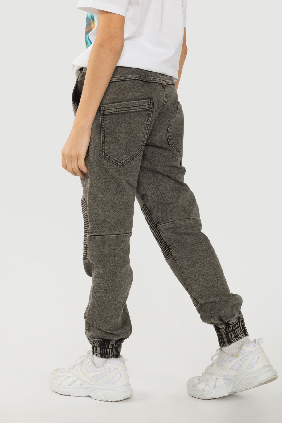 Szare jeansy typu jogger z przeszyciami - 40495