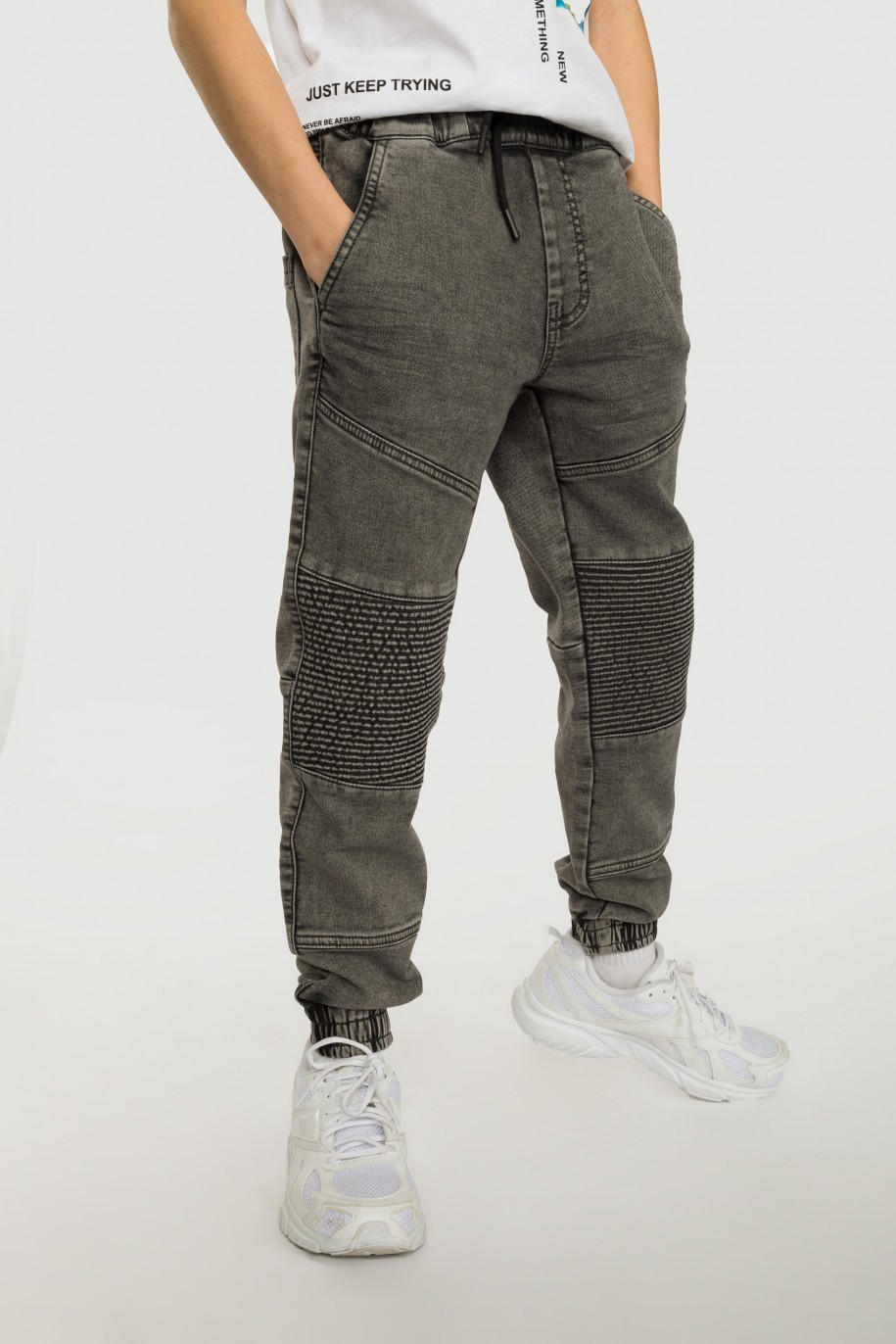Szare jeansy typu jogger z przeszyciami - 40496